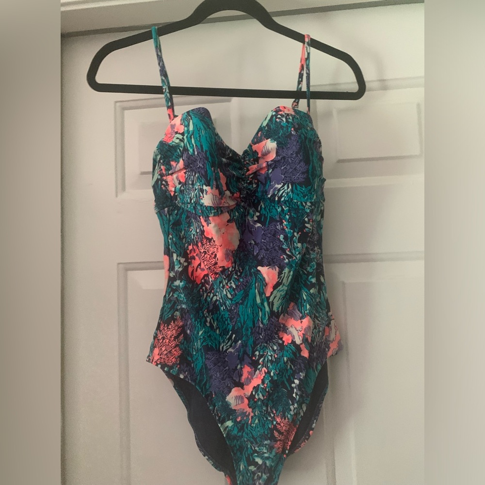 Women’s Old Navy swim suit size M